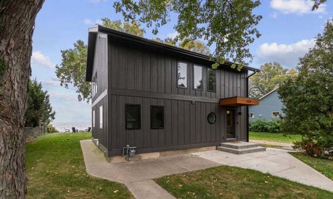 Oshkosh House | Hickory On The Lake- Beautiful home on Lake Winnebago