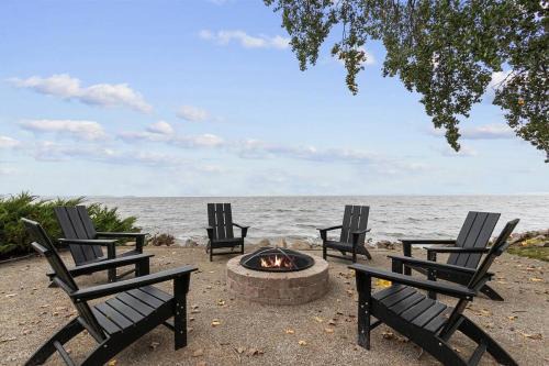 Oshkosh House | Hickory on the Lake, Waterfront Luxury 3BR, 3BA with Lake Winnebago Views