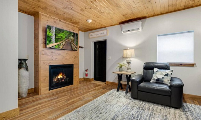 Berlin Apartment | Hickory Suite · Romantic Getaway on Main Street - Hickory Suite