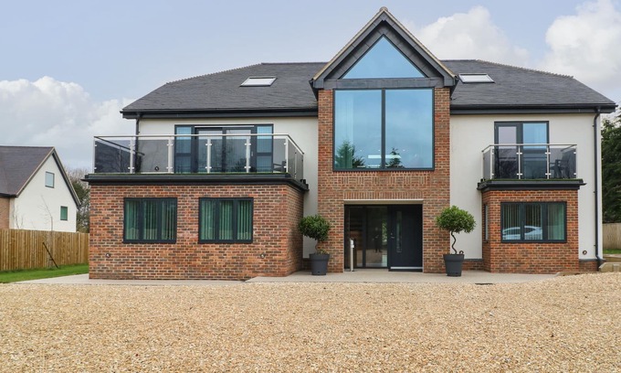 Frilford House | HIDDEN BROOK HOUSE, pet friendly, with hot tub in Frilford