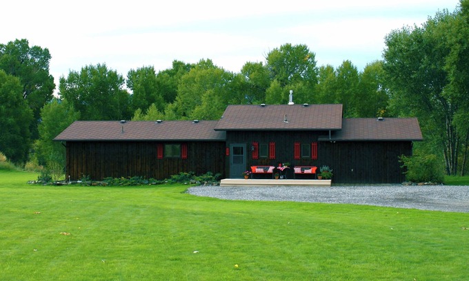 Livingston House | Hidden countryside gem on Shields River, close to Livingston
