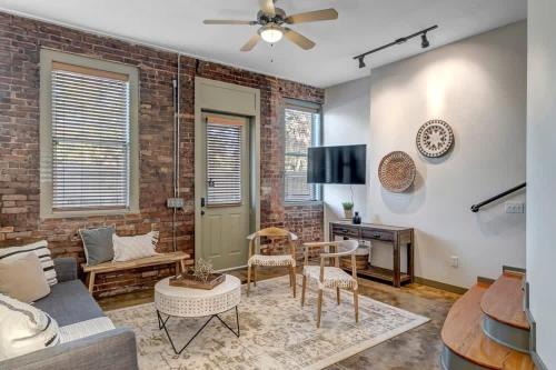 Springfield House | Hidden-Gem 2B Towhhouse in Springfield Close to DT and Stadium!