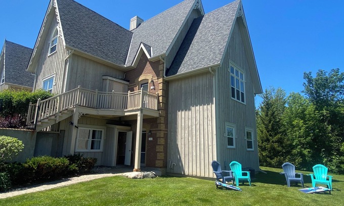 The Blue Mountains Condo | Hidden Gem! Amazing end unit town home