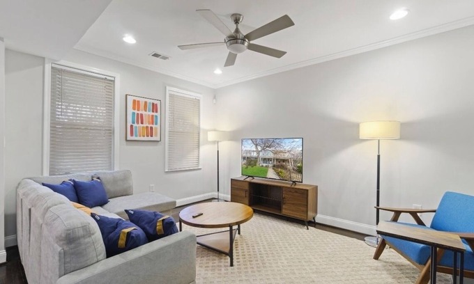 Barney Circle House | Hidden Gem@Capitol Hill, 4BDR,2.5BA , 2 Blocks to Metro - DowntownDC, DCA, IAD