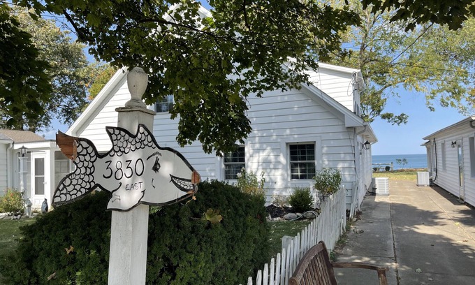 Vermilion House | HIDDEN GEM - COZY 1 BEDROOM LAKEFRONT HOME/COTTAGE