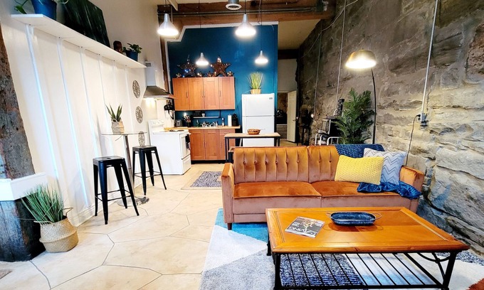 Central Business District Apartment | Hidden~GEM|Downtown|EntireStudio|FREE PARKING-PET FRIENDLY