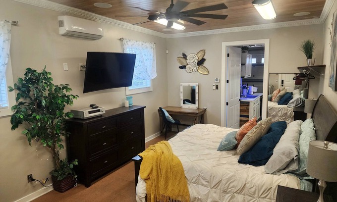 Panama City Beach Apartment | Hidden Gem Guest House, 15min Pier Park, 5 min Beach & Publix Sports Complex