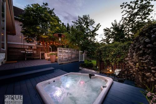Edmonton House | Hidden Gem Home-HotTub-Firetable-King Bed-BBQ -Deck