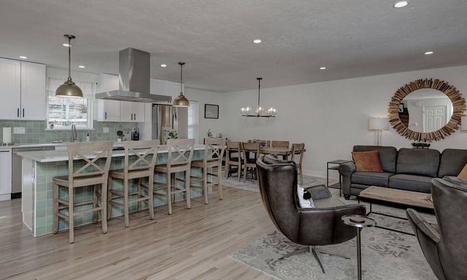 Littleton House | Hidden Gem - Ideal 4 Bedroom Centennial House