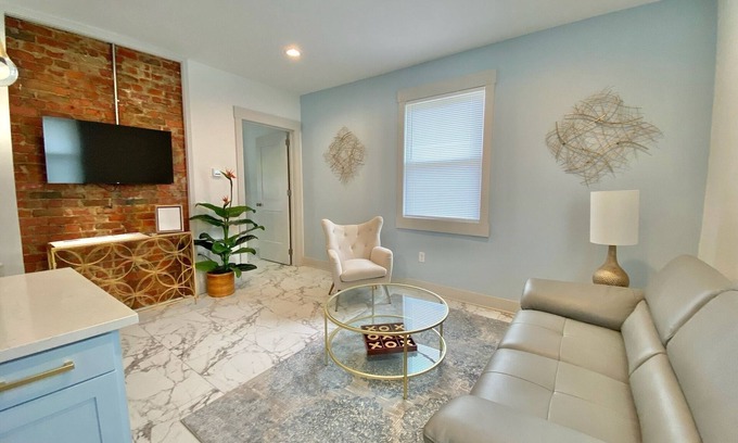 Clifton Apartment | Hidden Gem in plain sight! Adorable 3 Bdrm Duplex near Hospitals & Universities.