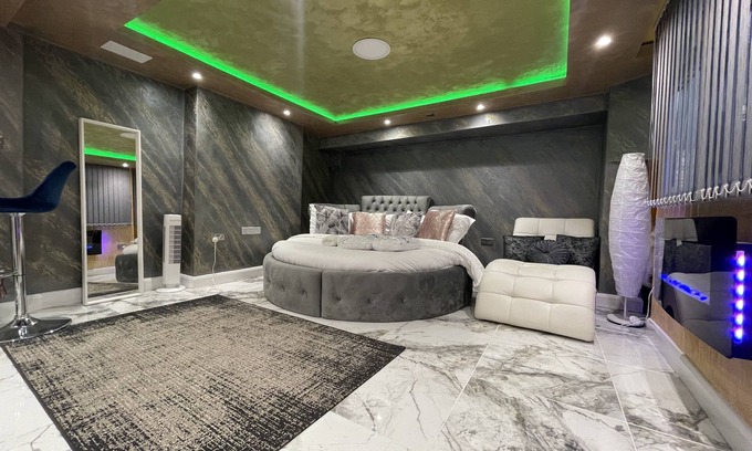 Luton Apartment | Hidden Gem Lt Properties Jacuzzi bath Super king size round bed