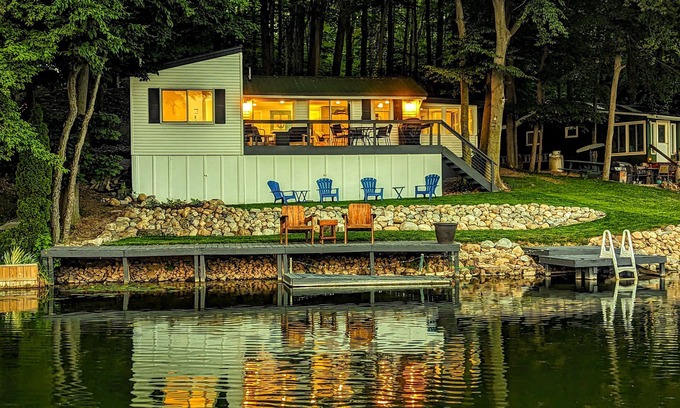 South Byron Cottage | Hidden gem on a private lake - serene, senic and superb!nn