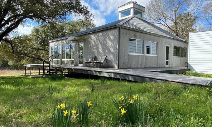 Washington House | Hidden Gem on the prairie, a house of light and ease