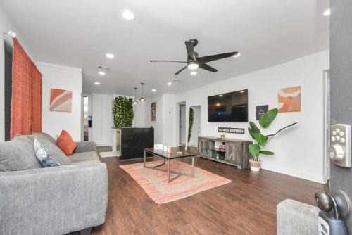 Southeast Houston Villa | Hidden Gem Safari Home w/Backyard Near Midtown