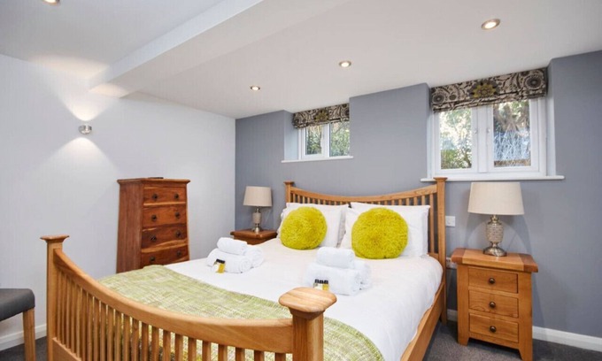 Kegworth Apartment | Hidden Gem w/Mini Courtyard & Free Gym/Pool Access