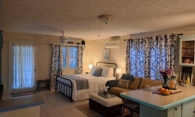 Venetian Road Settlement House | Hidden Haven - Cozy Studio - with pool.