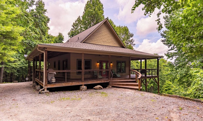 Lenoir Cabin | Hidden Hideaway - views, privacy, dogs welcome, hot tub