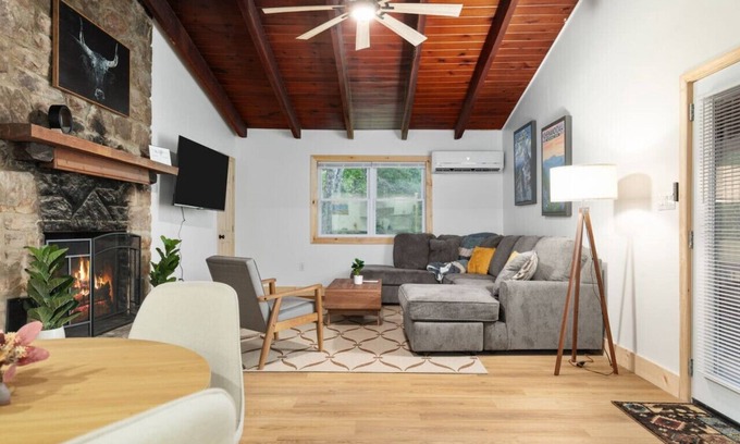 Luray House | Hidden Hollow 3BD Cabin - Hot Tub+ Wifi+ Game Room