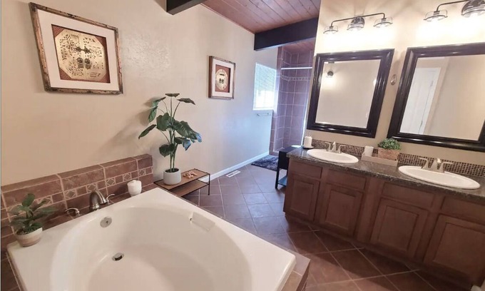 Cheyenne Meadows House | Hidden Jewel for the Family, Near the Broadmoornn