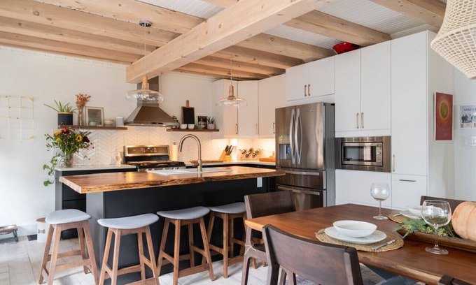 Puslinch House | Hidden Lakeside Gem I Hot Tub, Private Dock & Gym