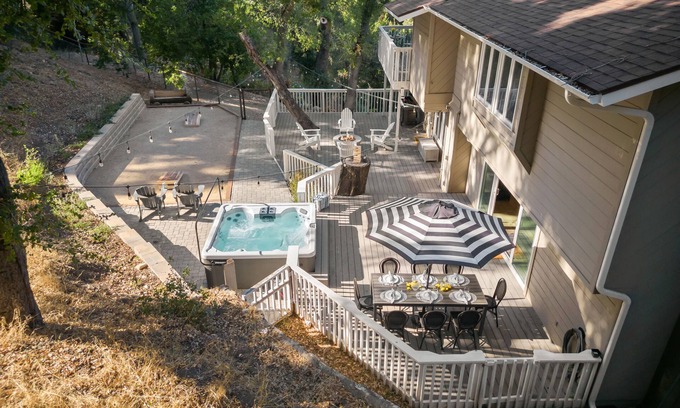 Atascadero House | Hidden Oaks Farmhouse by AvantStay | Hot Tub, Deck