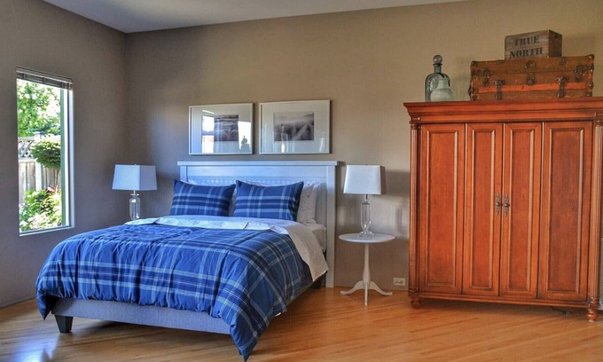 White Rock Apartment | Hidden Oasis Close To Ocean And Beaches