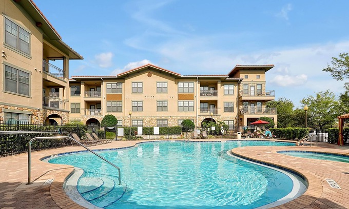 Wellington Apartment | Hidden Paradise in Bella Piazza | Lake View