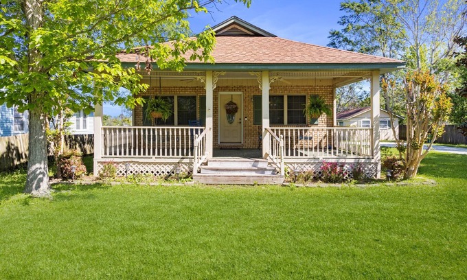 D'Iberville Cottage | Hidden Pearl Cottage - Walk to Scarlet Pearl Casino - 2.3 miles to Biloxi beach!