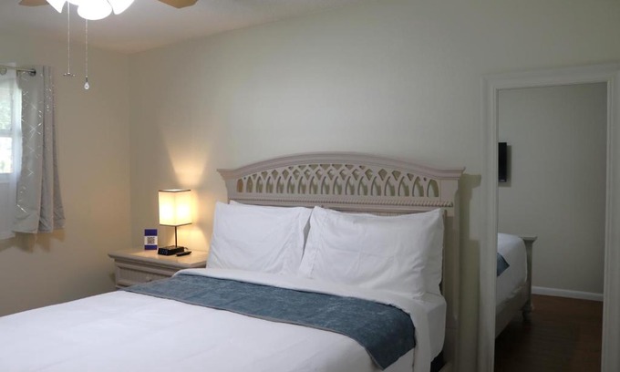 Lakeland Apartment | Hidden Sapphire-Apartment with Kitchen and Laundry