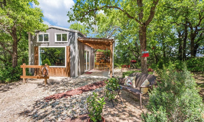 Weatherford Cabin | Hidden Treasure Harvest House Forest Getaway Weatherford, TX