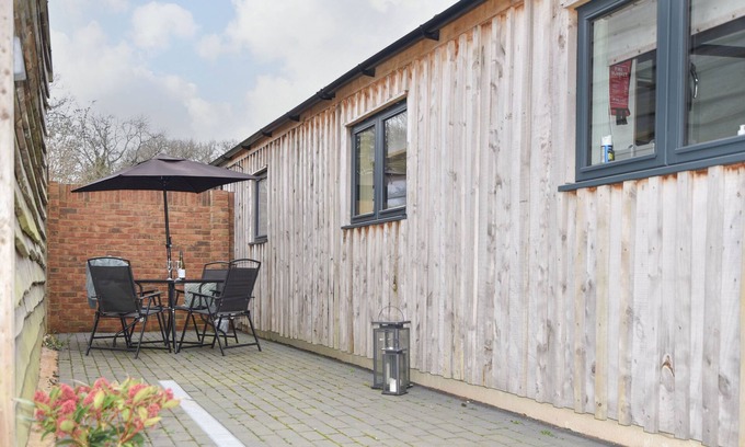 Raymonds Hill Cottage | HIDEAWAY AT COOMB BANK FARM, pet friendly in Raymond's Hill