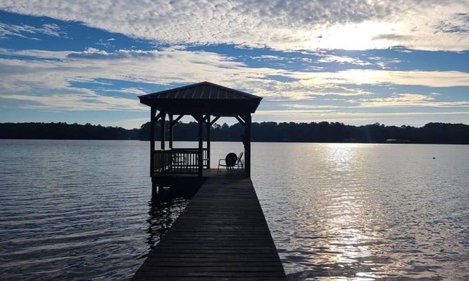 Hawkins Cabin | HIDEAWAY at HAWKINS!East TX LAKEFRONT Cabin in the Trees-Firepit-Private dock🐟