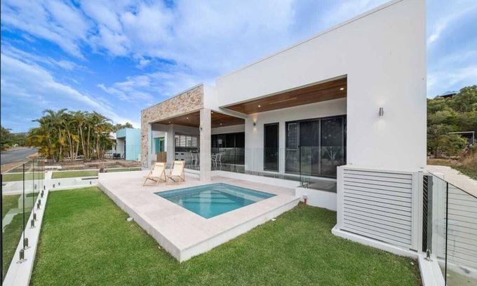 Hideaway Bay House | Hideaway Bays Luxury brand new house - across from the beach!