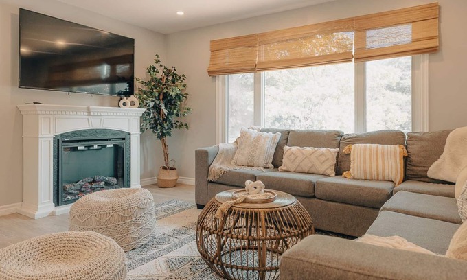 Midland House | Hideaway Bungalow Retreat w/Privat Hot Tub & Fire Table + Fire Pit!