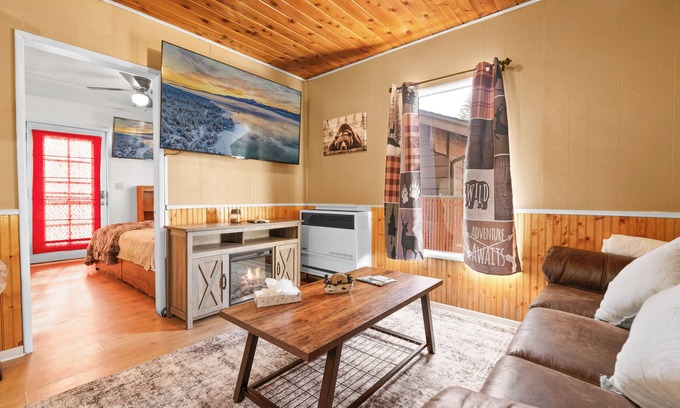 Big Bear City Cabin | Hideaway Cabin - Cozy romantic cabin perfect for couples, A/C