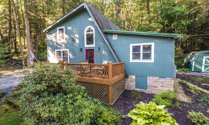 Oakland House | Hideaway | Dog Friendly, Lake Access + Hot Tub