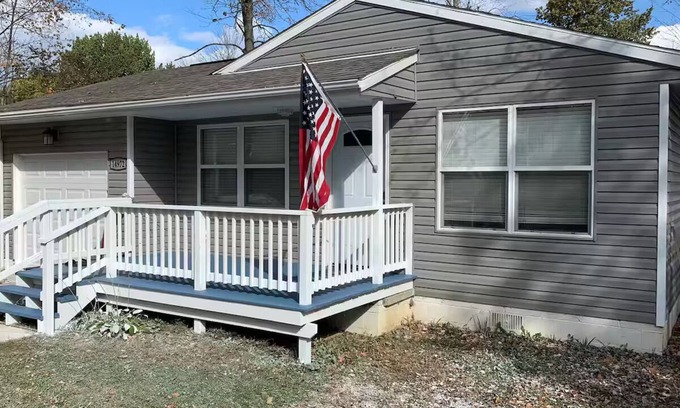 East Fultonham House | Hideaway Haven - waterfront cottage with private boat slip on Buckeye Lake