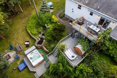 Bushkill House | Hideaway Hot Tub Sunna Lake Kayaks Pool
