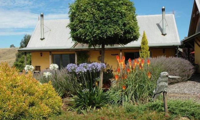 Harcourt North Bed & Breakfast | Hideaway in the Hills . MillDuck StrawBale B&B