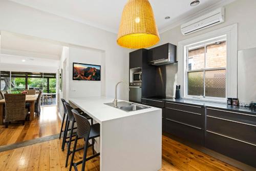 Glenroi House | Hideaway on Edward - Walk to Town