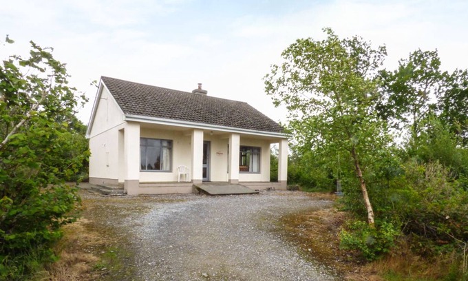 Ballinrobe Cottage | HIDEAWAY, pet friendly, with open fire in Ballinrobe, County Mayo