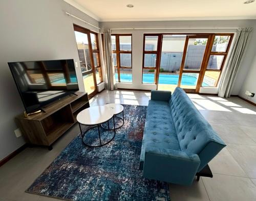 Parklands House | Hideaway-Poolside Comfort cottage 3km to the Beach