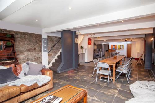 Butetown House | higgihaus #5 Sleeps 14-16 Hens Stags Big Groups