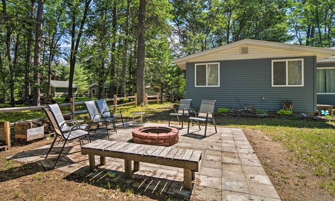 Higgins Lake House | Higgins Lake Getaway w/Fire Pit, Walk to Beach!