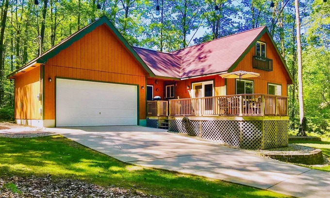 Higgins Lake Cottage | Higgins Lake Retreat - Hike, Swim, Relax!
