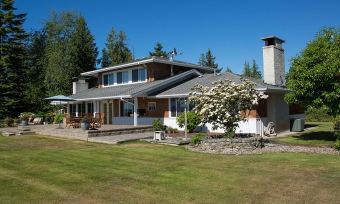 Warm Beach House | High bank waterfront retreat
