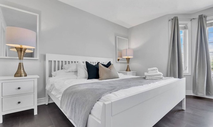 Waterloo House | *High-Ceiling* Home & *Relaxing Patio* in Waterloo