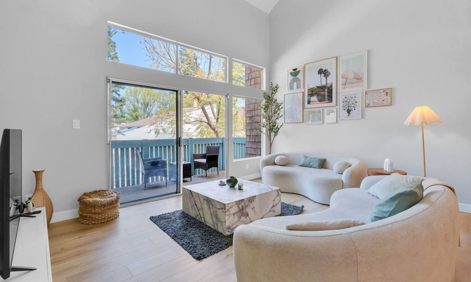 Tarzana Condo | High Ceilings 3BR with Loft-2 Baths Pool & Jacuzzi