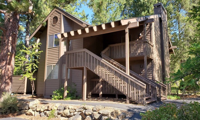 Sunriver Condo | High Ceilings, No Shared Walls, Sleeps 6, Full Kitchen, Deck, BBQ, Pool, 4 Bikes