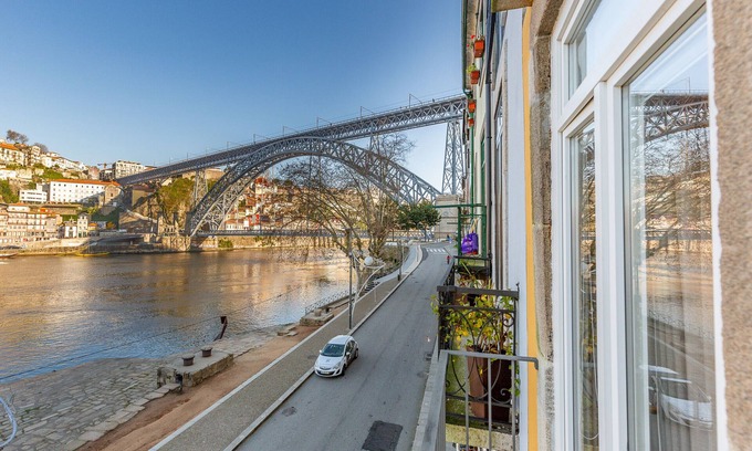 Santa Marinha Apartment | High Classe One Bedroom Apt for 3 - River View 2